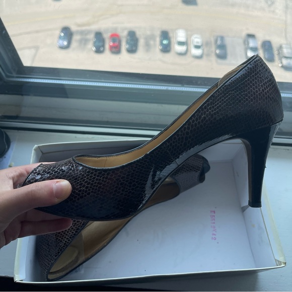 STUNNING VINTAGE TAHARI HEELS - great condition! - Picture 2 of 4